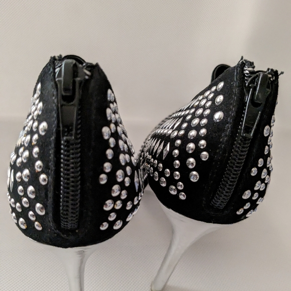 Sprained my ankle. I can't wear these for a while. Made by Scene. - Picture 2 of 5